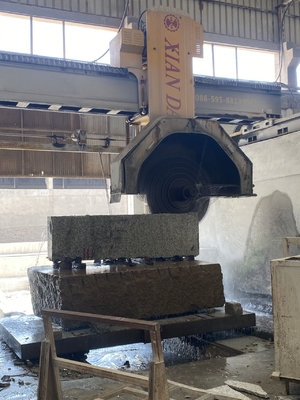 Máquina de corte de puentes CNC con movimiento automático de la mesa