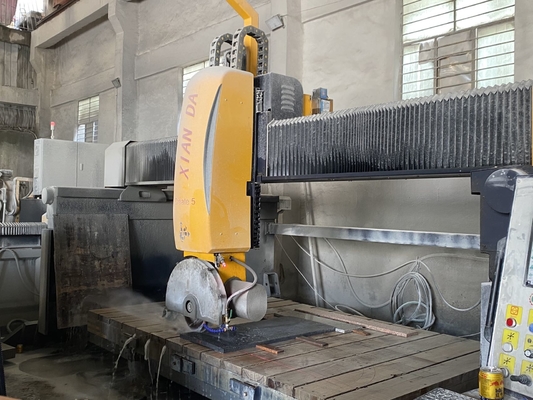 Máquina de corte de puentes de 5100 kg con movimiento automático de la mesa 15m3/h Consumo de agua