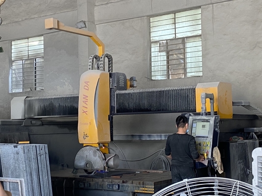 Máquina de corte de puentes de 5100 kg con movimiento automático de la mesa 15m3/h Consumo de agua