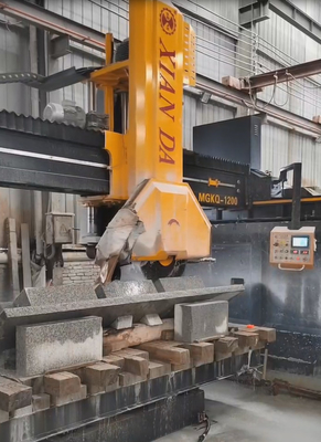 Máquina de corte de losas de piedra de bloque medio de cuatro columnas con doble cilindro hidráulico