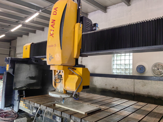 Máquina automática de corte de sierras de puente de 5 ejes para el corte de perfiles de granito