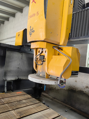 Máquina automática de corte de sierras de puente de 5 ejes para el corte de perfiles de granito
