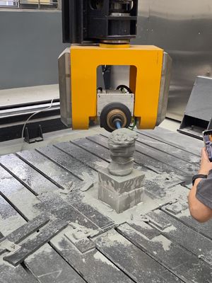 Sistema de seguridad Máquina de corte de sierra de puente con peso bruto de 5100 kg y potencia bruta de 57/67kw