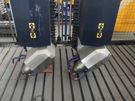 Xianda 4 eje Máquina de tallado CNC de alta precisión con precisión de posicionamiento de 0.02 mm y potencia de husillo de 5.5KW