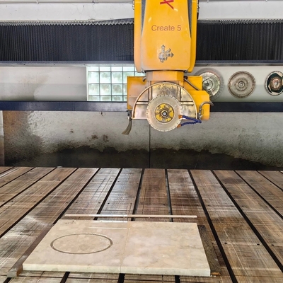 Crear una máquina de corte de sierra de puente 450/600 con características de control y seguridad CNC