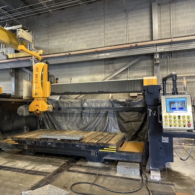 Máquina automática de corte de sierra de puente de movimiento de mesa con potencia de 18,5 kW y peso bruto de 8000 kg