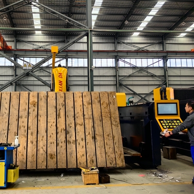 Máquina automática de corte de sierra de puente de movimiento de mesa con potencia de 18,5 kW y peso bruto de 8000 kg