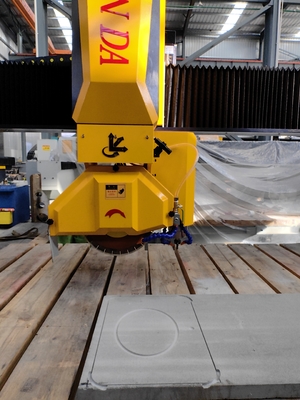 4 Ejes máquina de corte de sierra de puente CNC para cortar fresado perforación de procesamiento de piedra granito mármol cuarzo de cocina encimera de la losa de azulejos del fregadero recorte