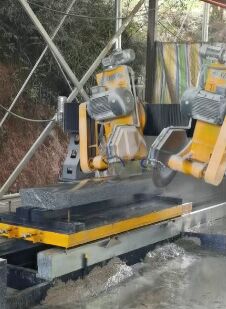 Máquina automática de recorte de bordes de losas en arco con doble cuchilla