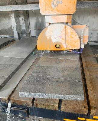 Máquina de corte de puente de eje 4+1 con mesa de trabajo de 3200x2000 mm y potencia del motor de 15kw/18.5kw para el corte de piedra de precisión
