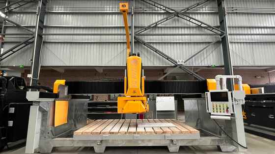 Máquina de corte de piedra de puente inteligente de 4 ejes con hoja de sierra de 600 mm Sistema CNC de gama alta para procesar losas de mármol de granito