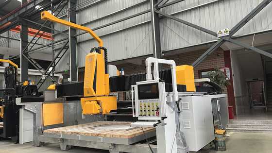 Máquina de corte de piedra de puente inteligente de 4 ejes con hoja de sierra de 600 mm Sistema CNC de gama alta para procesar losas de mármol de granito