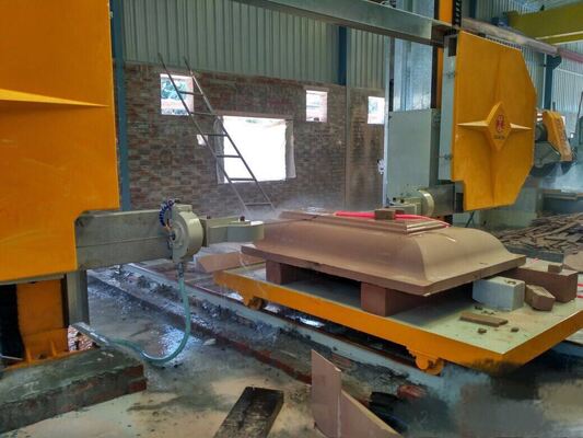 Máquina de sierra de alambre de diamante CNC de 4 ejes con mesa servo-rotativa de 360 ° 16 deslizamientos de superficie y 28 ruedas rodantes para granito de mármol