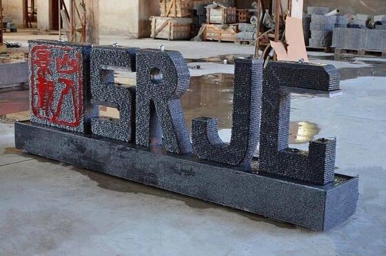 Máquina de sierra de alambre de diamante CNC de 4 ejes con mesa servo-rotativa de 360 ° 16 deslizamientos de superficie y 28 ruedas rodantes para granito de mármol