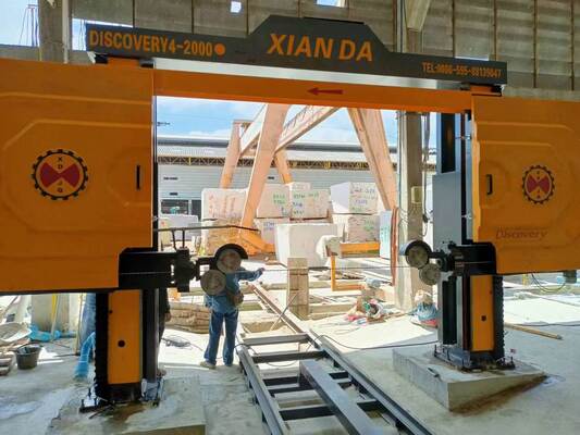 Máquina de sierra de alambre de diamante CNC de 4 ejes con mesa servo-rotativa de 360 °, deslizamiento de 16 superficies y 28 ruedas rodantes para mármol y granito