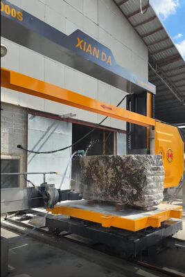 Máquina de sierra de alambre de diamante CNC de 4 ejes con mesa servo-rotativa de 360 °, deslizamiento de 16 superficies y ascensor de 28 ruedas rodantes para el corte de piedra de precisión