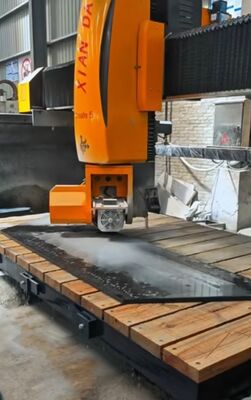 Máquina de corte de sierra de puente de 5 ejes con potencia principal de 15 kW y movimiento automático de la mesa