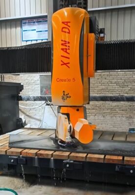 Máquina de corte de sierra de puente de 5 ejes con potencia principal de 15 kW y movimiento automático de la mesa