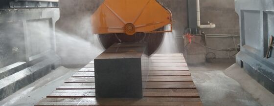 Máquina de corte de bloque medio de cuatro columnas de alta velocidad con 29/37kw de potencia bruta para corte de precisión