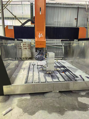 Máquina de tallado de piedra CNC de 5 ejes con enlace completo de 5 ejes, husillo de alta resistencia de 7,5 KW y mesa de procesamiento de 3000x1300 mm