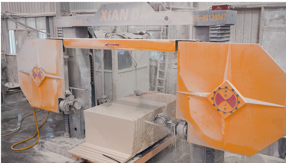 Máquina de corte de cuerdas CNC de 4 ejes para piedra de forma especial. Equipo de procesamiento de perfiles de piedra irregular.
