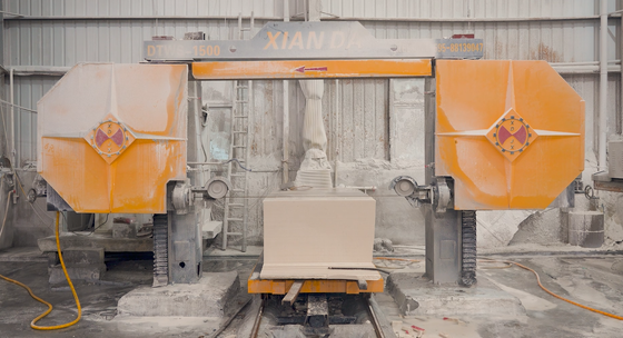 Máquina de corte de cuerdas CNC de 4 ejes para piedra de forma especial. Equipo de procesamiento de perfiles de piedra irregular.