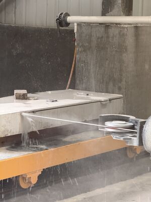 XIANDA CNC-2500SA Máquina de sierra de alambre de diamante CNC de alta precisión con capacidad de carga de 20 toneladas y mesa giratoria servo de 360 grados para perfilar piedra