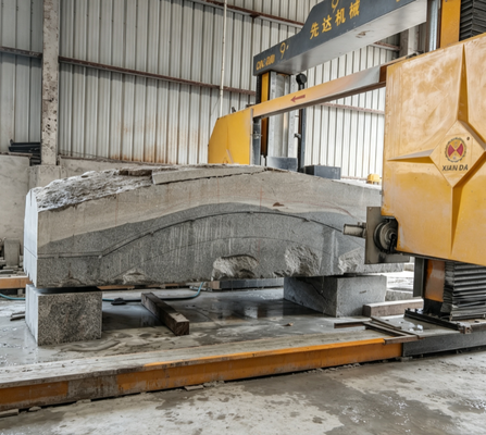 El alambre movible del PLC del CNC del pórtico vio la máquina para el corte de bloques de piedra grandes
