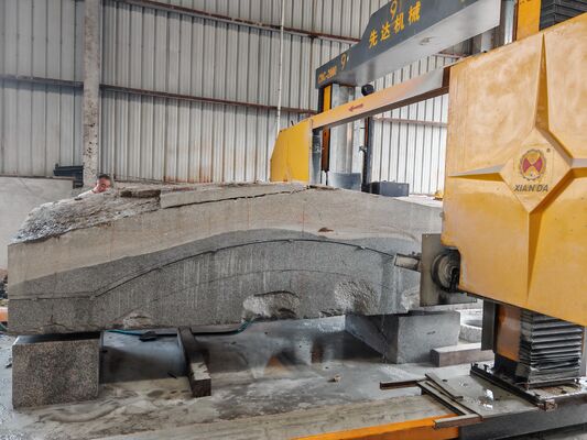 Máquina de sierra de alambre CNC móvil de pórtico con cuatro volantes para cortar bloques de piedra grandes 3500 × 3500 × 2200 mm