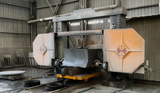 Máquina de sierra de alambre de diamante CNC DTWS-2000SA con alta precisión de corte y rotación de 360° para perfilado de piedra
