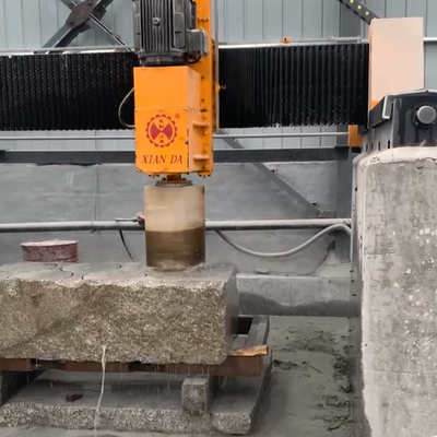 Máquina vertical CNC de sierra de alambre de diamante con rotación de 360 ° en el eje A y motor principal de imán permanente para el perfilado de piedra de 2300 mm