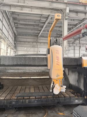Máquina de corte de sierra de puente CNC de 5 ejes con rotación de 360 ° de la hoja para el procesamiento de piedra de 3200x2000 mm