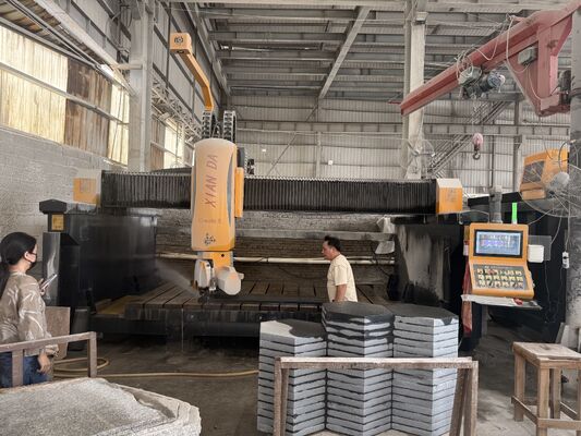 Máquina de corte de sierra de puente CNC de 5 ejes con rotación de 360 ° de la hoja para el procesamiento de piedra de 3200x2000 mm