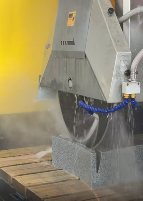 Máquina de corte de sierra de puente CNC de 5 ejes con rotación de hoja de 360° y tamaño de procesamiento de 3200x2000 mm para fabricación de piedra