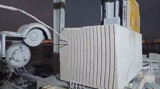 Máquina de sierra de alambre de diamante CNC de 4 ejes Xianda con mesa giratoria servo de 360° y capacidad de carga de 20 toneladas para corte de piedra