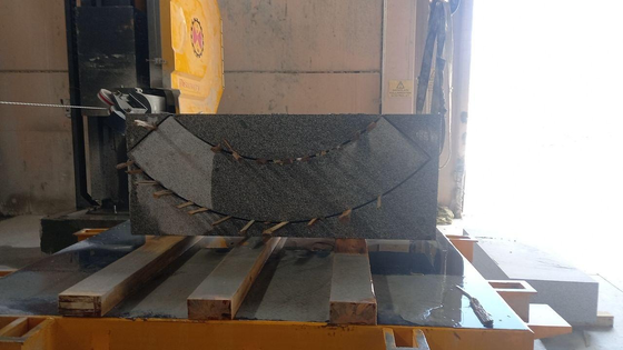 Máquina de sierra de alambre de diamante CNC de 4 ejes Xianda con mesa giratoria servo de 360° y capacidad de carga de 20 toneladas para corte de piedra