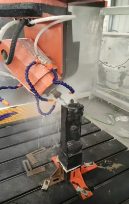 Máquina de grabado CNC para piedra de 5 ejes con husillo de alta resistencia de 7.5KW y mesa de procesamiento de 3000x1300mm para tallado 3D omnidireccional