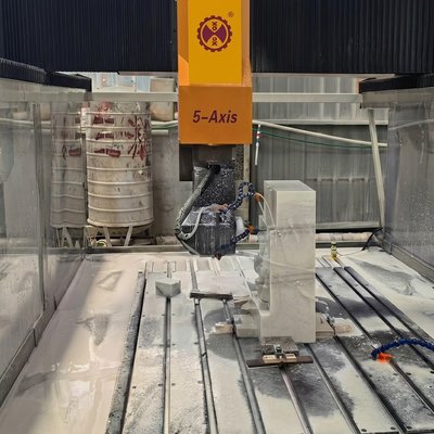 Máquina de grabado CNC para piedra de 5 ejes con husillo de alta resistencia de 7.5KW y mesa de procesamiento de 3000x1300mm para tallado 3D omnidireccional