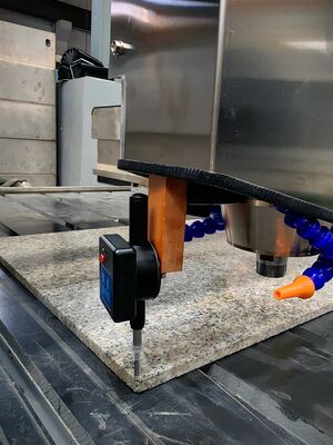 Máquina de tallado de piedra CNC eléctrica con precisión de 0,02 mm y velocidad del aire de 15 m / min para piedra de pavimento táctil