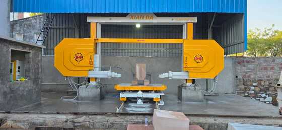 Sierra de hilo diamantado CNC de 4 ejes Discovery-4, motor de imán permanente de 15 kW, mesa de trabajo giratoria servo para corte de losas en arco, columnas y lápidas de piedra