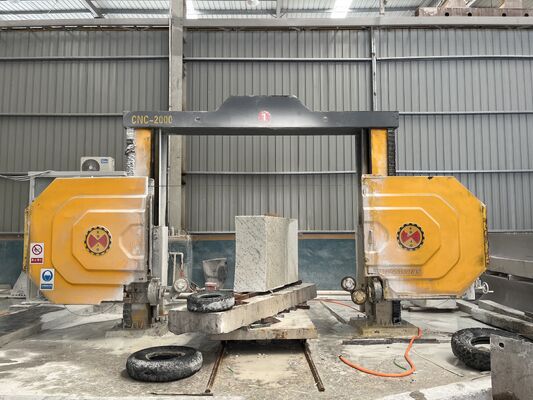 Sierra de hilo diamantado CNC de 4 ejes Discovery-4, motor de imán permanente de 15 kW, mesa de trabajo giratoria servo para corte de losas en arco, columnas y lápidas de piedra